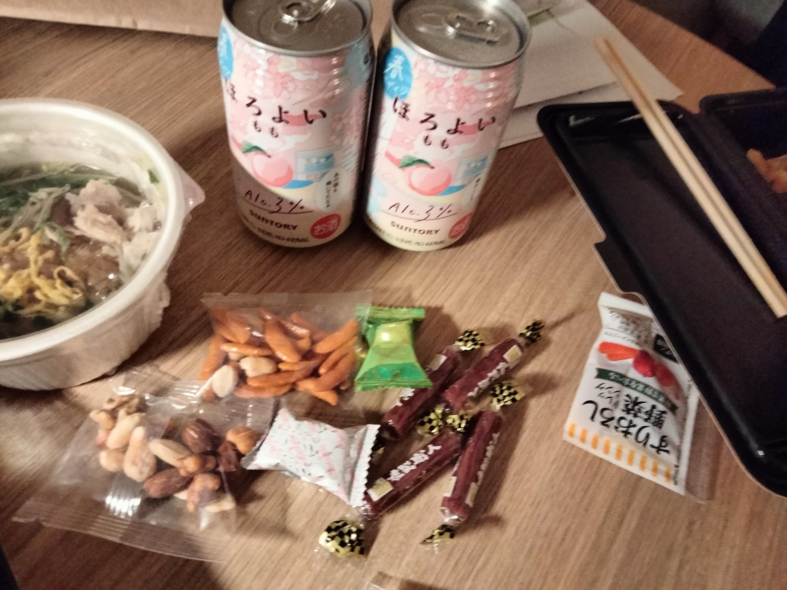 ラウンジのおつまみとドリンク
