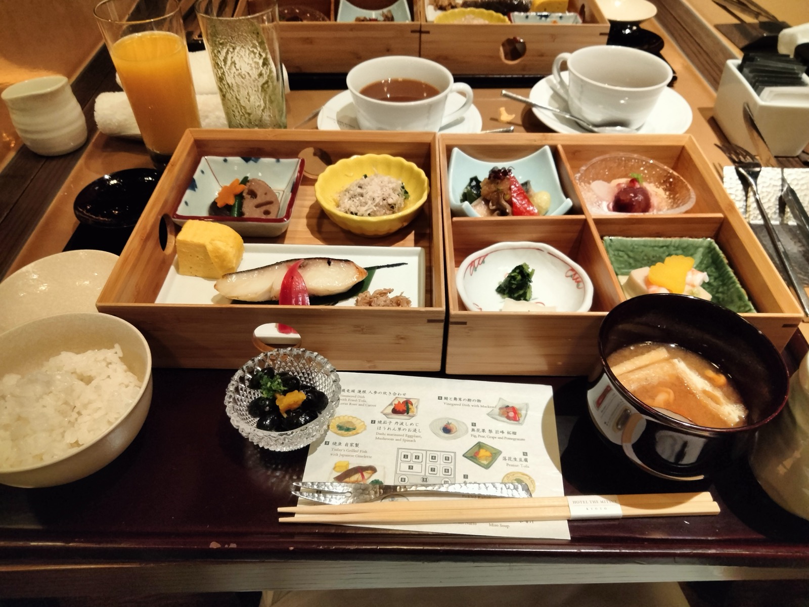 FORNIの和朝食。木箱に並ぶ美しい定食