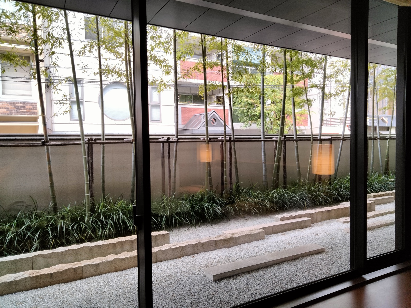 客室の窓から望む竹の庭