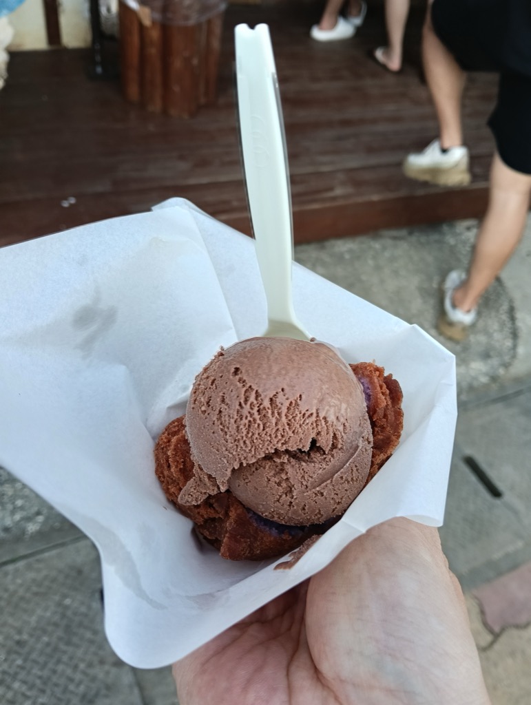 紅芋のサーターアンダギーにアイスをのせて