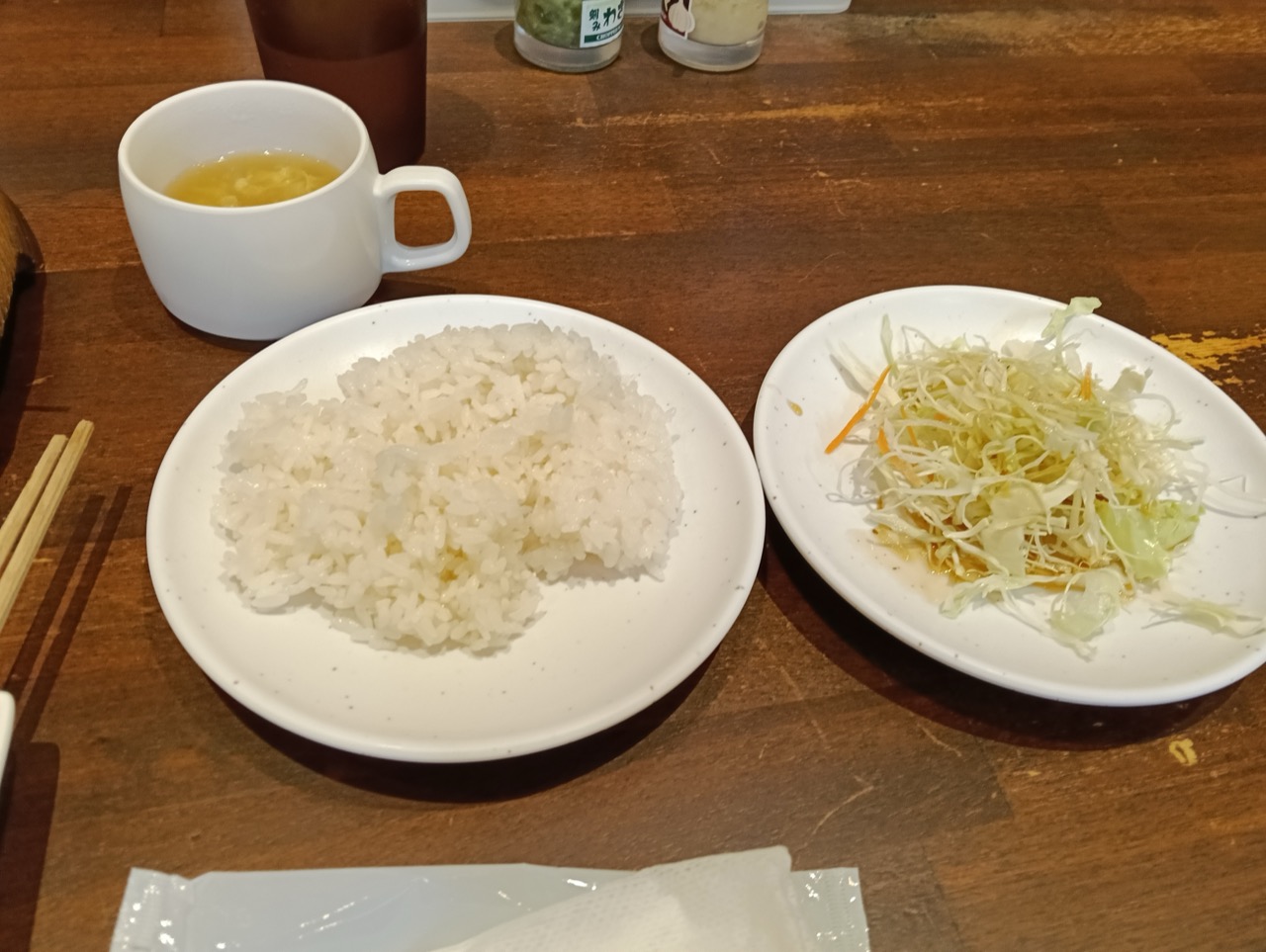 ご飯・サラダはセルフで