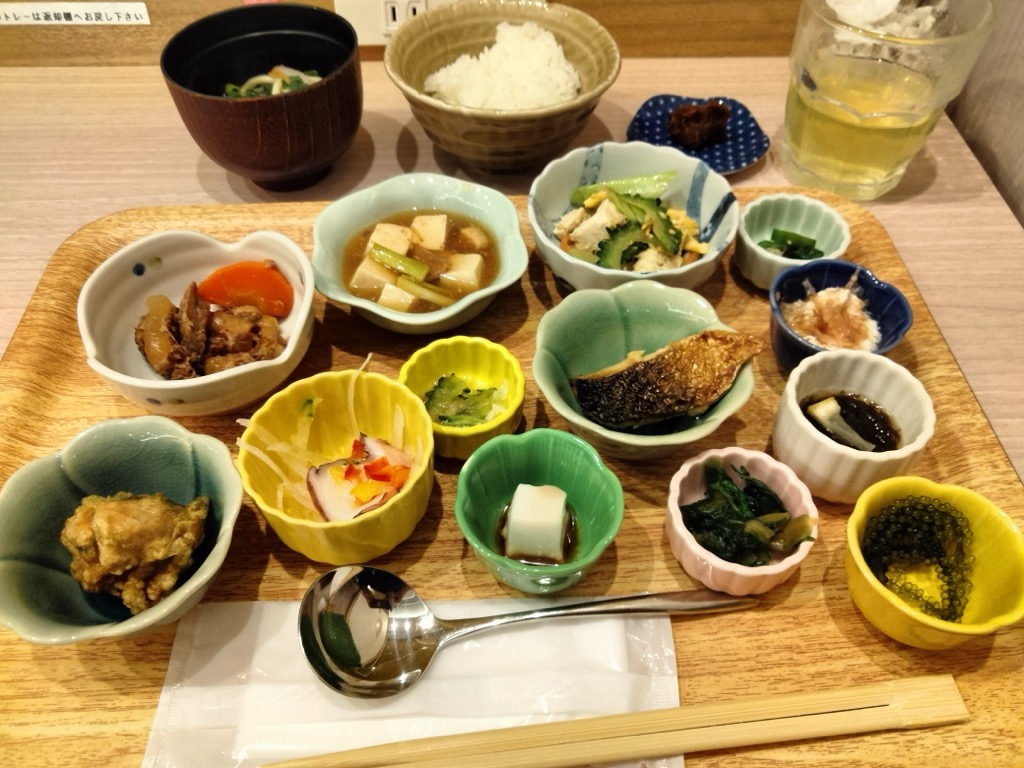 沖縄らしい小鉢がたくさんの朝食