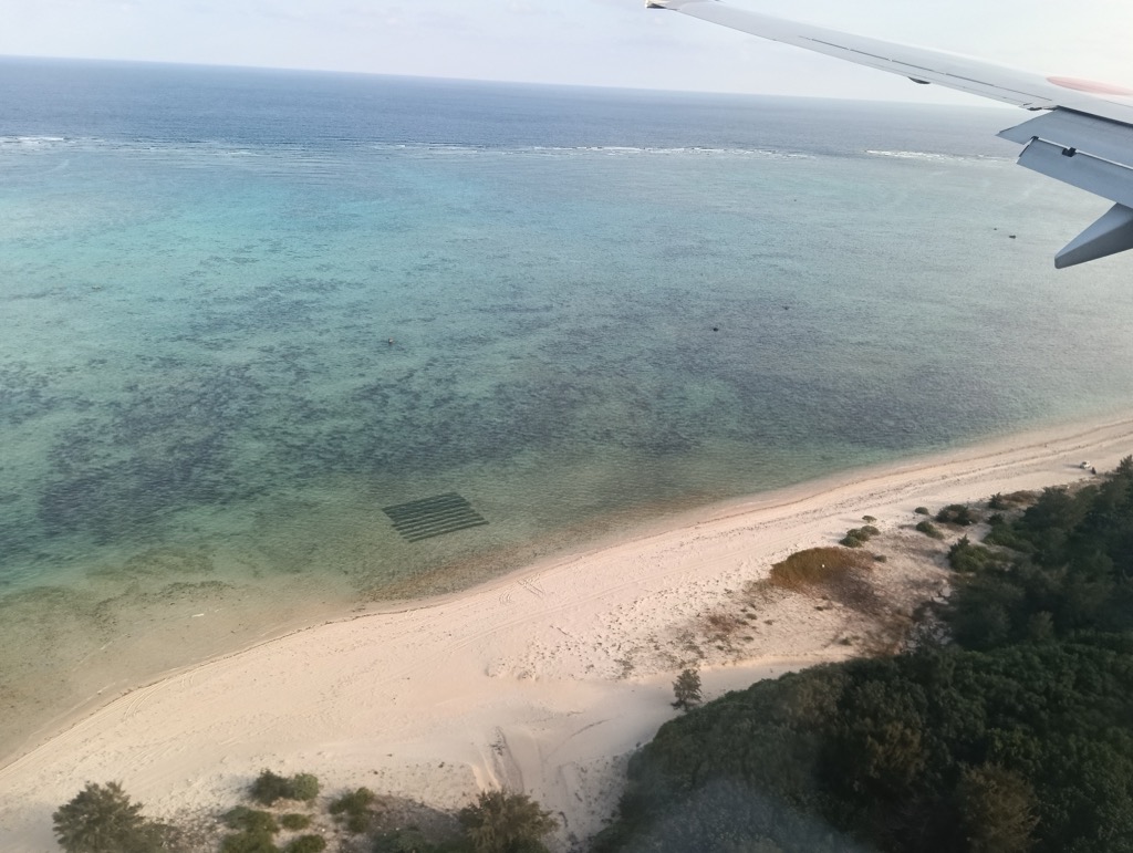沖縄の海は上空からでもキレイ