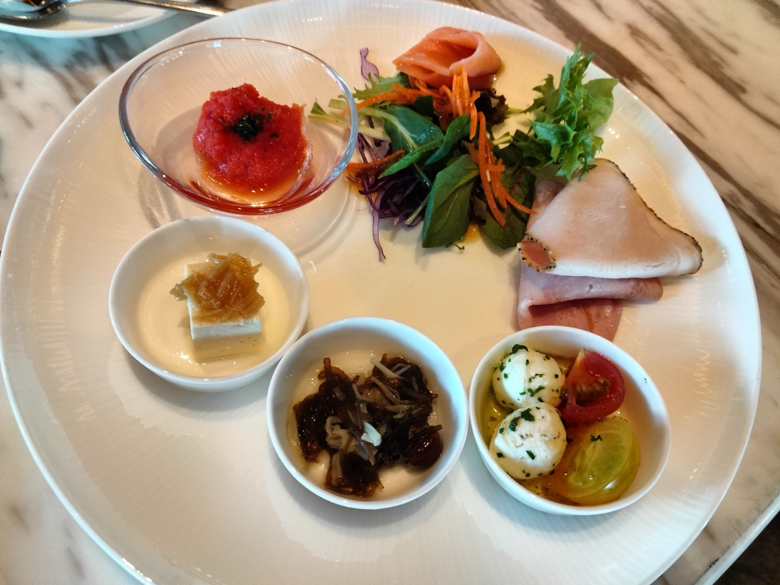 朝食ビュッフェの料理