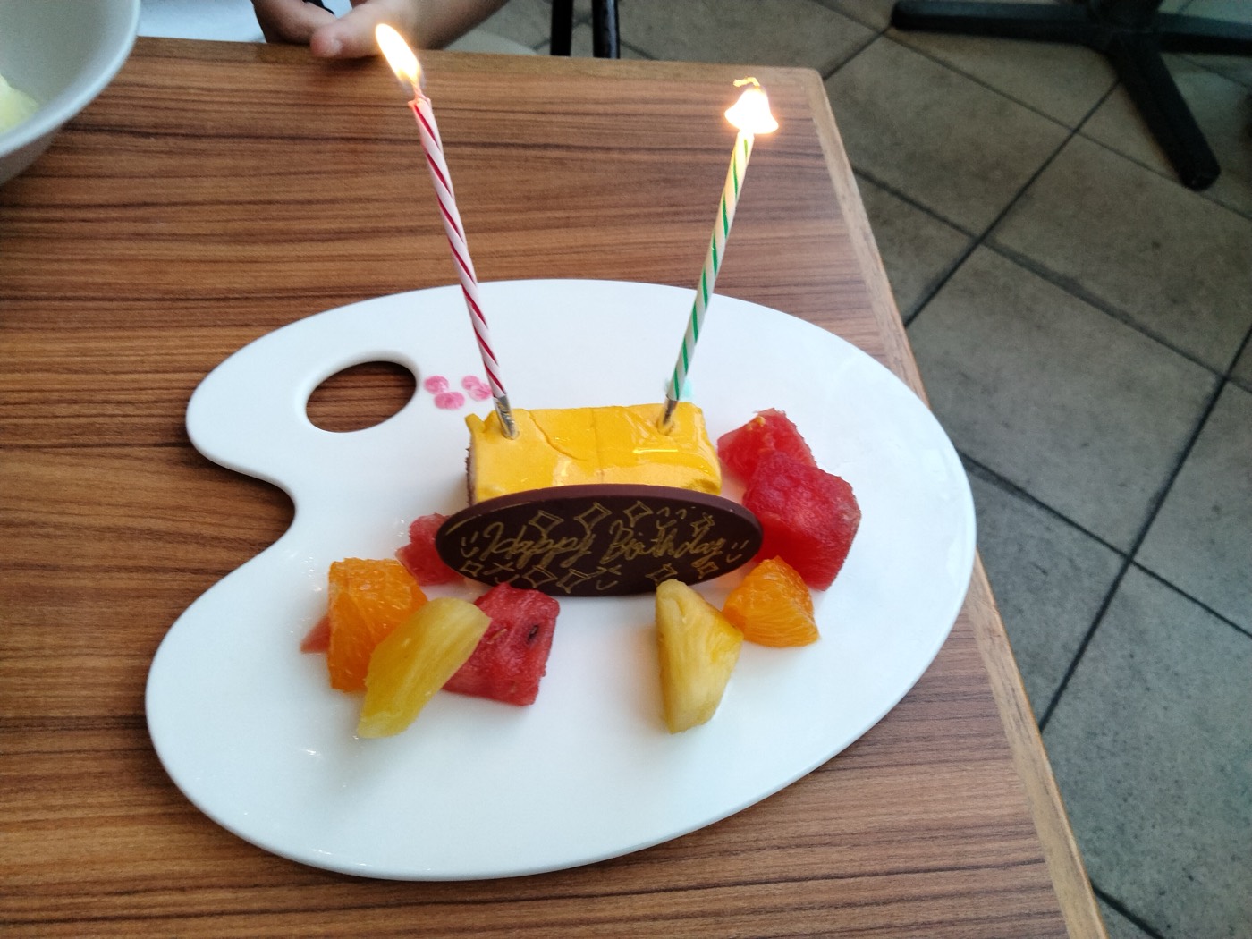 夕食時の誕生日デザートプレート
