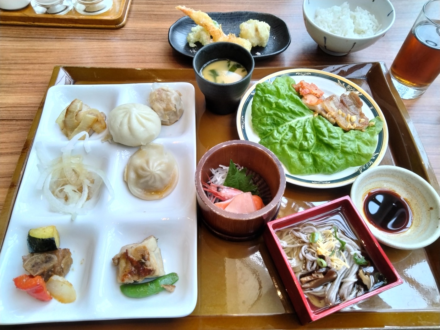 ガーデンカフェの昼食ビュッフェ