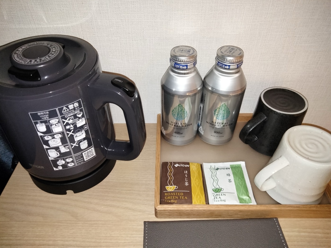 ミニバー(無料の水・ポット・マグ・お茶)