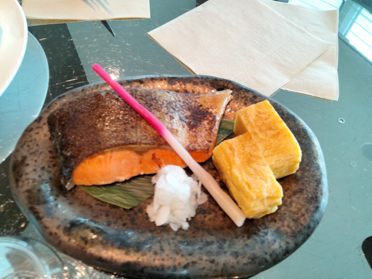 メインの焼き魚(鮭)と卵焼き