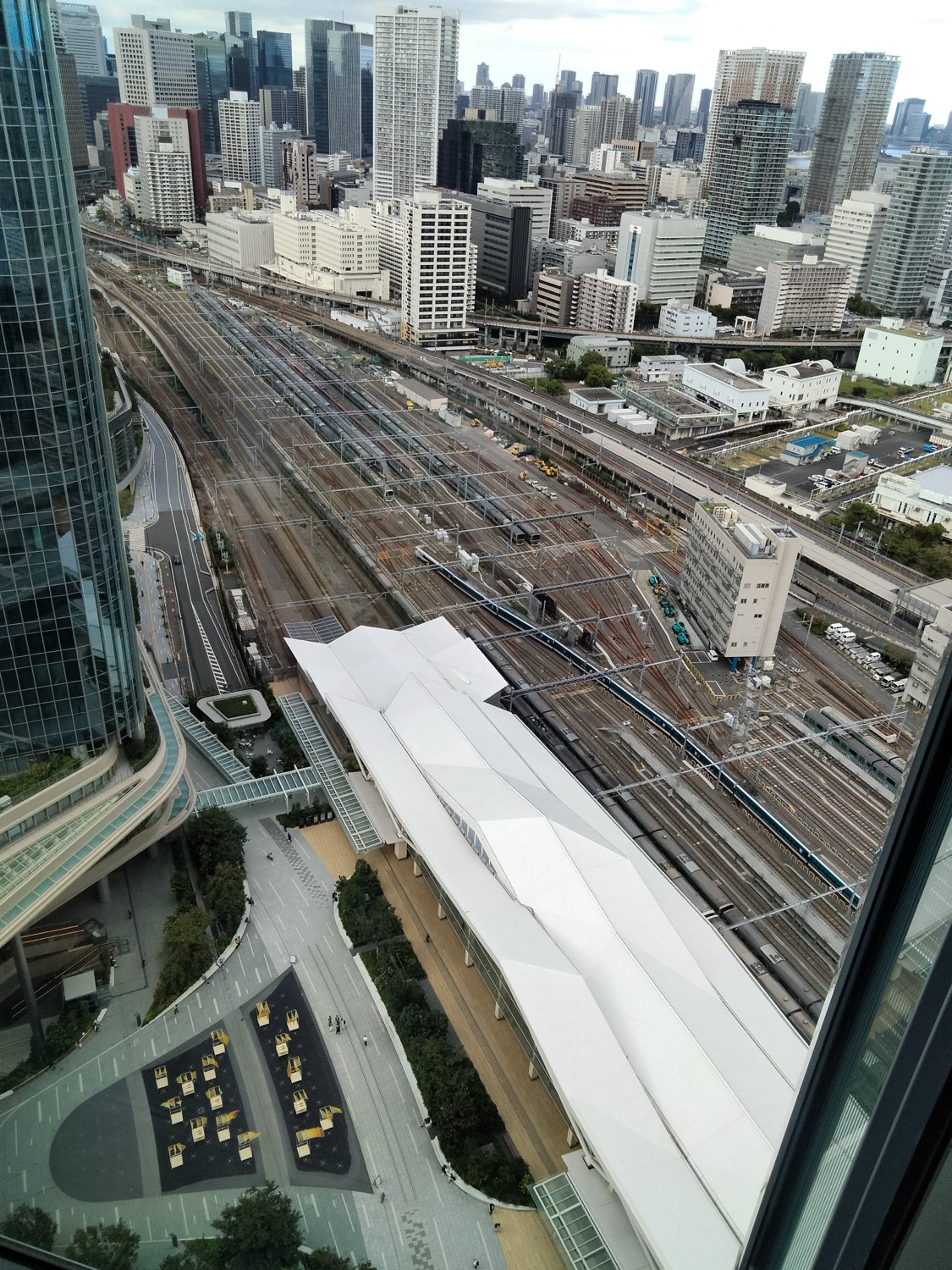 客室の眼下に広がる線路と新幹線